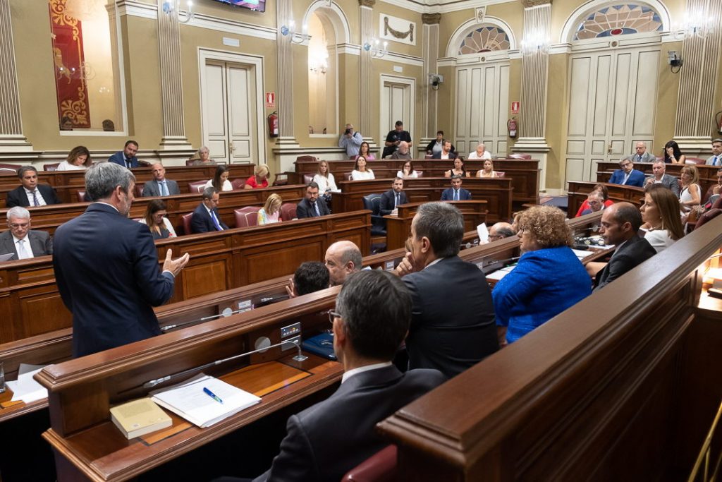 Fernando Clavijo se dirige desde su escaño al Pleno del Parlamento de Canarias, ayer en Santa Cruz de Tenerife. Fran Pallero