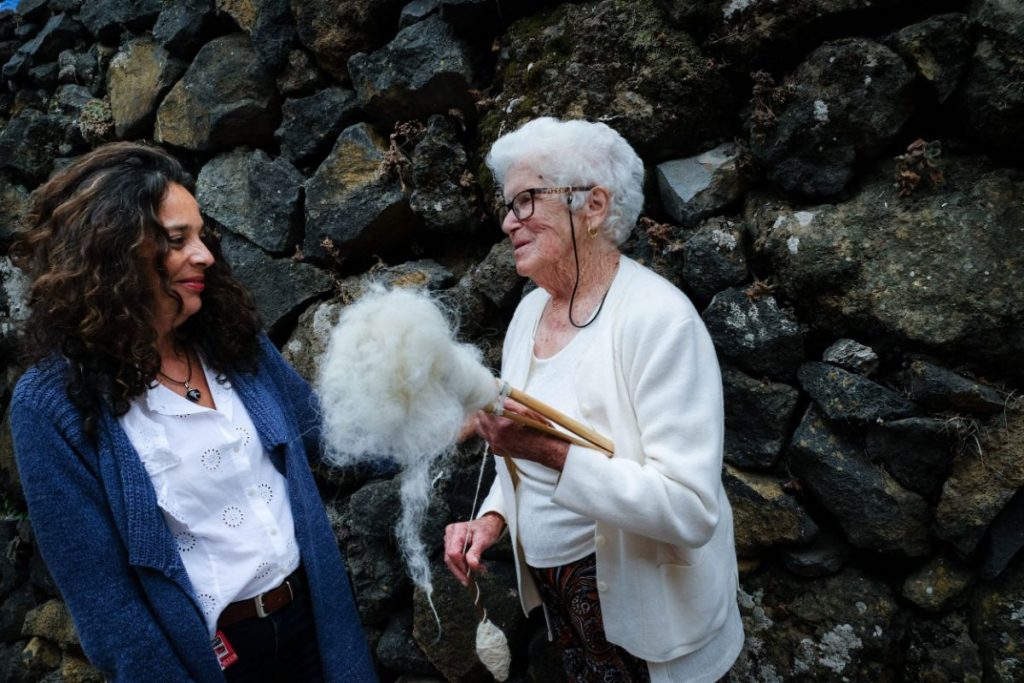 Begoña y Mercedes, ambas de El Hierro, asisten por primera vez a la Feria de Artesanía de Pinolere para exhibir su trabajo y contribuir a preservar la artesanía del telar. Fran Pallero
