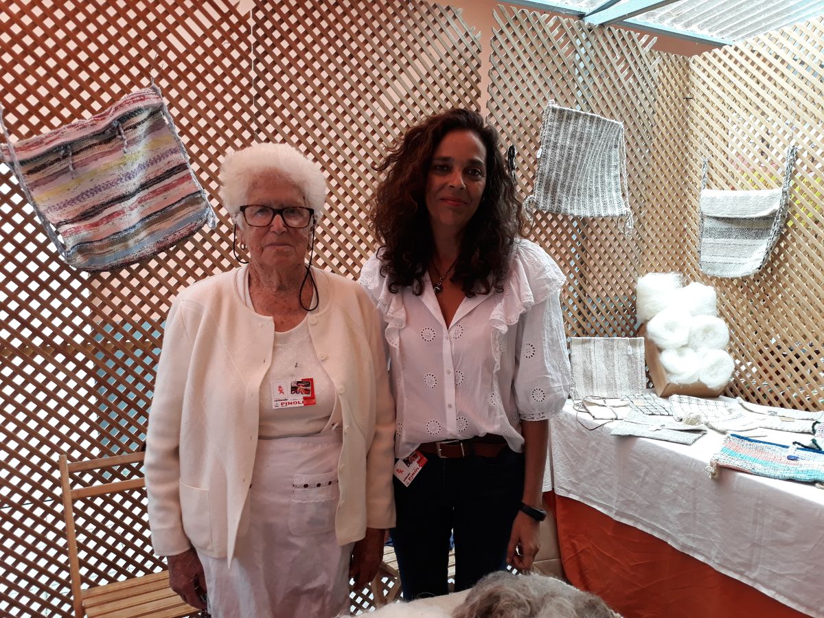 Los estands de Mercedes y Begoña en la feria de Pinolere están juntos. DA