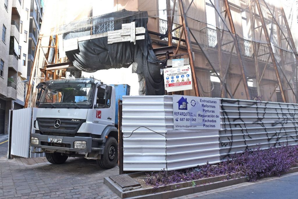¿Al fin se retoman las obras paralizadas en el inmueble de la calle de Emilio Calzadilla?