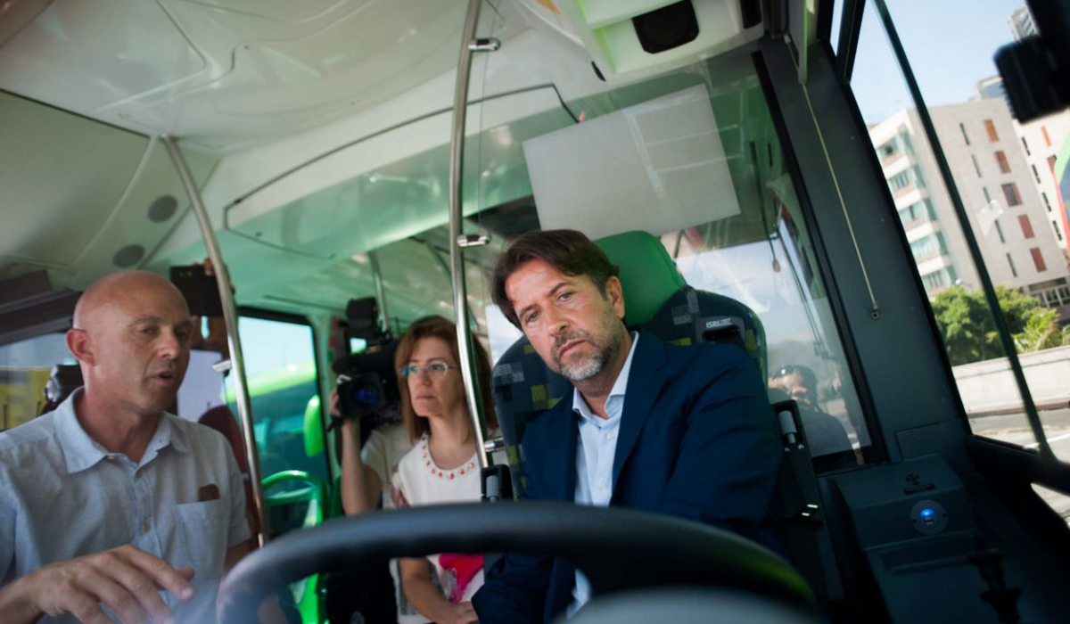 El presidente del Cabildo de Tenerife, Carlos Alonso (CC), a los mandos de una guagua de TITSA. Fran Pallero