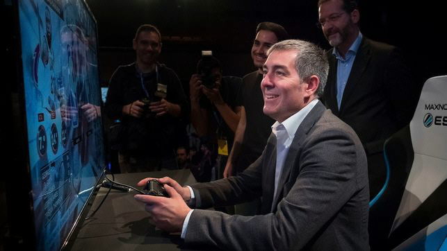 Fernando Clavijo disfrutando de una partida frente a una consola