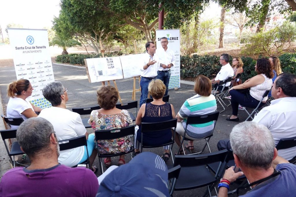 El alcalde y el concejal explicaron ayer el proyecto a los vecinos. DA