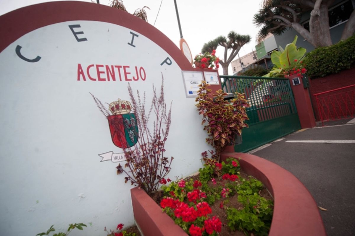 El centro educativo vive desde 2013 una situación insostenible tras el derrumbe de una parte de un muro. Fran Pallero