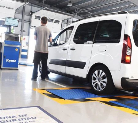 La UE prepara un cambio radical en la ITV: esto es lo que puede empezar a revisarse en los coches a partir de 2026