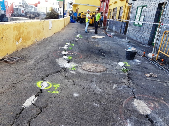 Técnicos y geólogos realizan dos mediciones diarias para comprobar el crecimiento de la grieta. DA