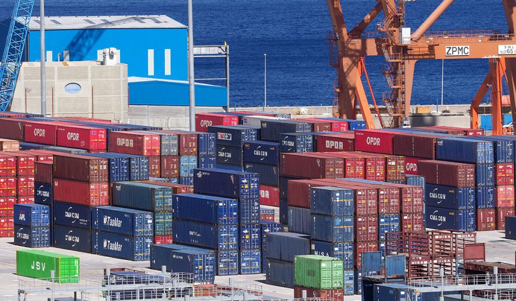 La CNMC ha publicado un informe sobre las subvenciones al transporte marítimo y aéreo de mercancías de Canarias tras solicitarlo Fomento. Sergio Méndez