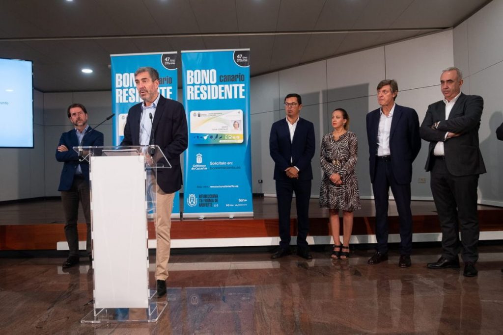 Imagen del acto de presentación ayer en Tenerife del bono para residentes, con la presencia de las autoridades del Gobierno de Canarias y del Cabildo. Fran Pallero