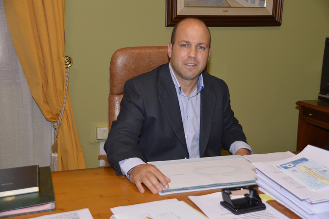Antonio Hernández asegura que mantendrá su compromiso con los vecinos hasta junio de 2019. DA