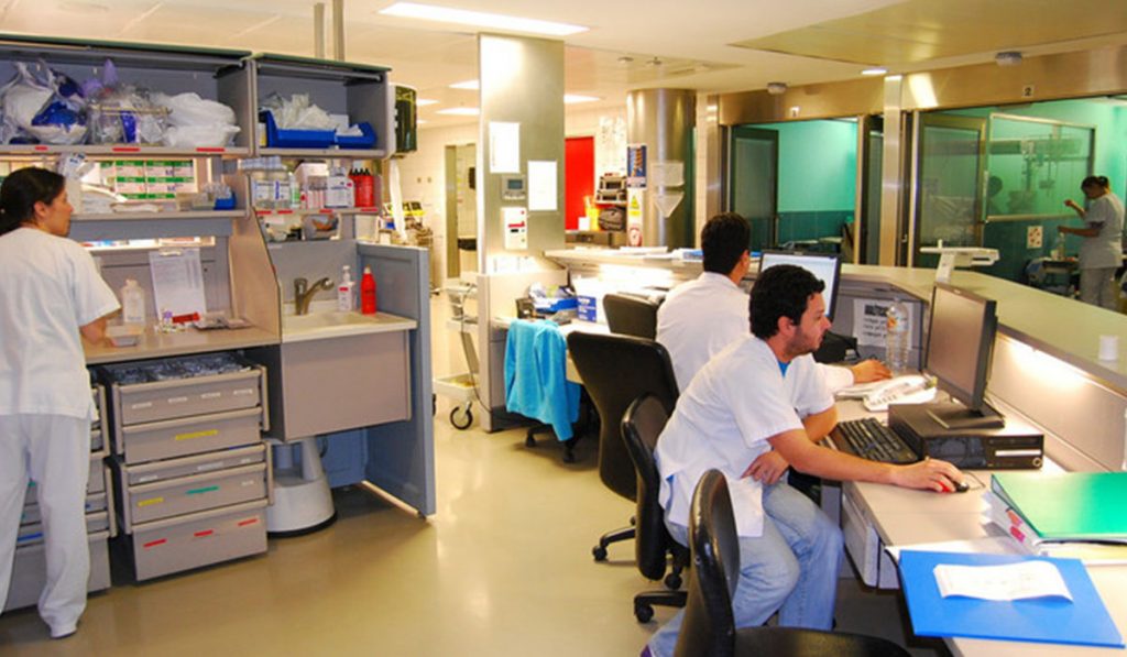 La bacteria multirresistente se detectó en marzo en la UVI del Hospital Universitario de Canarias (HUC) y la dirección del centro ha adoptado desde entonces todas las medidas necesarias para combatirla. DA