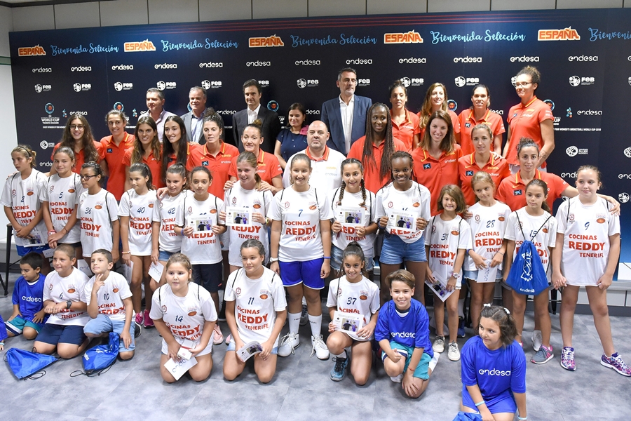 El equipo español, acompañado por la Escuela Municipal de Baloncesto de Candelaria, visitó las instalaciones tinerfeñas de Endesa. Sergio Méndez
