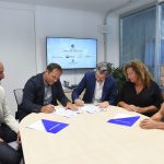 Firma del acuerdo entre Diario de Avisos y KidsLife en las oficinas del decano / Sergio Méndez