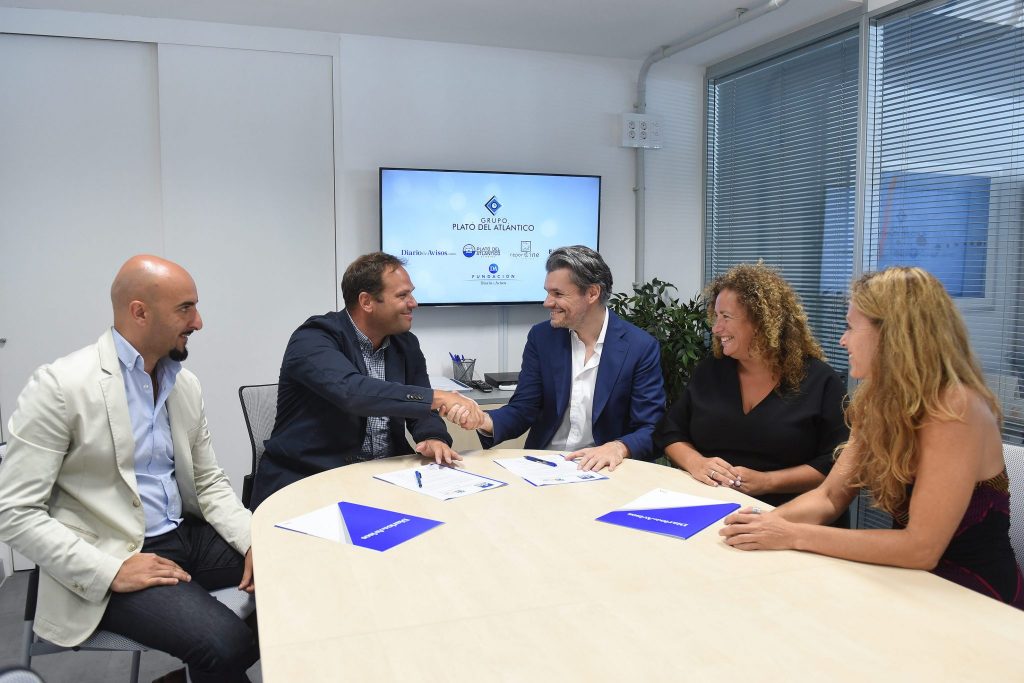 Firma del acuerdo entre Diario de Avisos y KidsLife en las oficinas del decano / Sergio Méndez