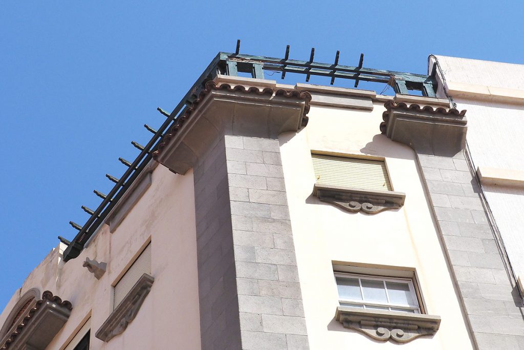 Cierre calle Suárez Guerra caída cascotes