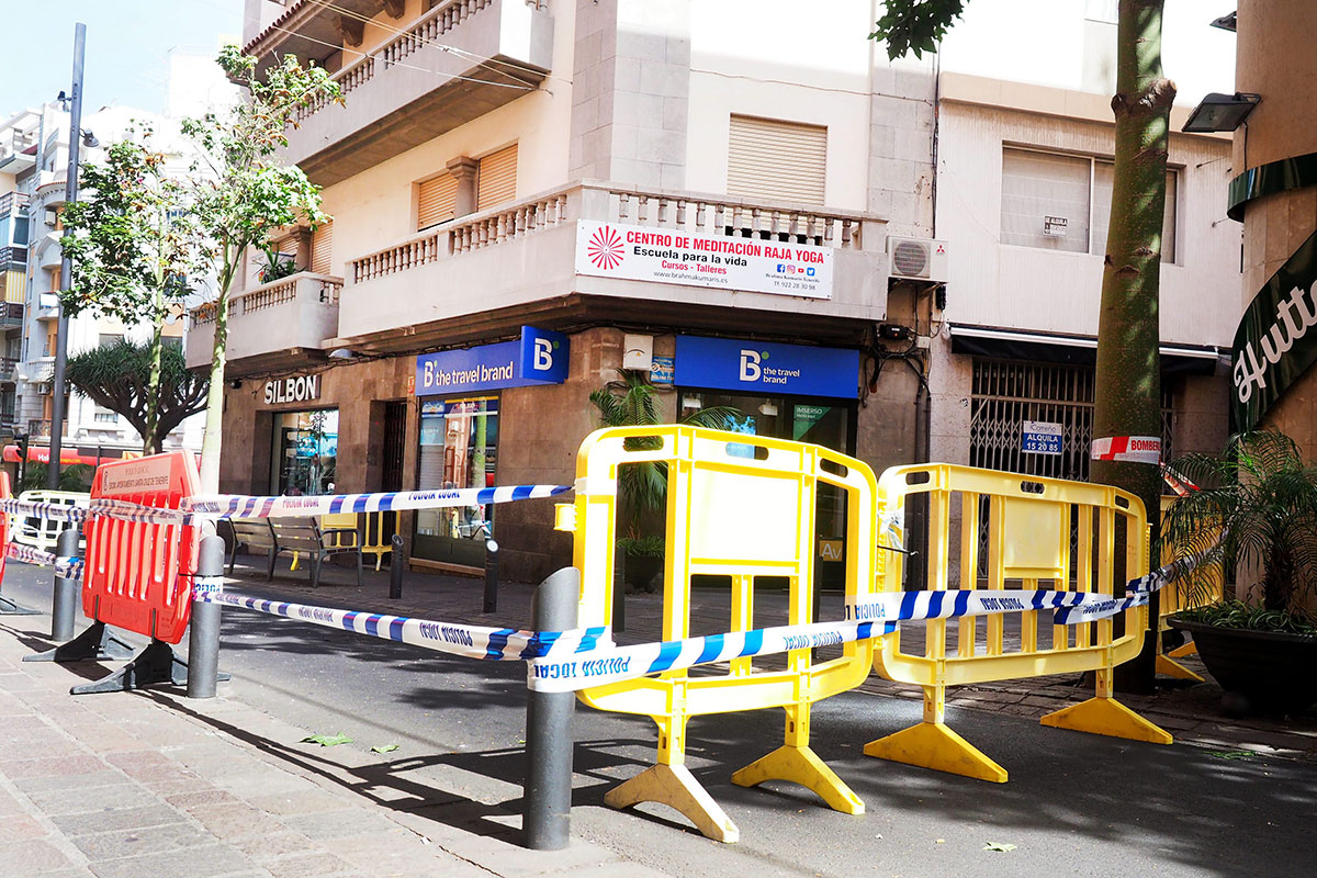 Cierre calle Suárez Guerra caída cascotes