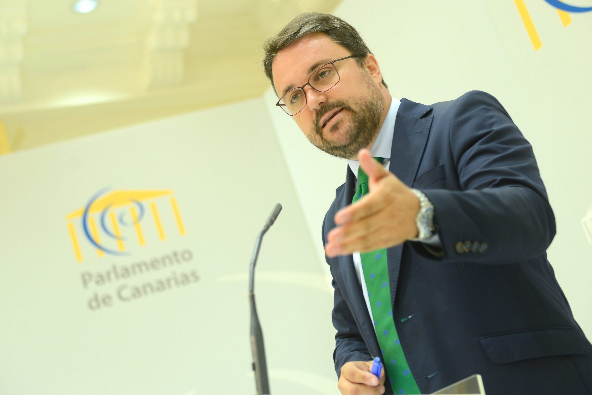 El presidente del PP de Canarias y del grupo parlamentario, Asier Antona, en una rueda de prensa. / SERGIO MÉNDEZ