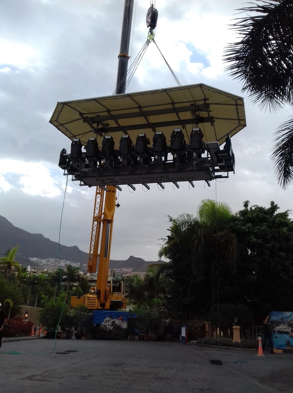 Mesa de desayuno suspendida en el aire en el Bahía del Duque