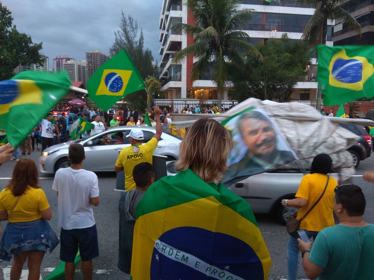 El ultraderechista Bolsonaro gana la primera vuelta en Brasil
