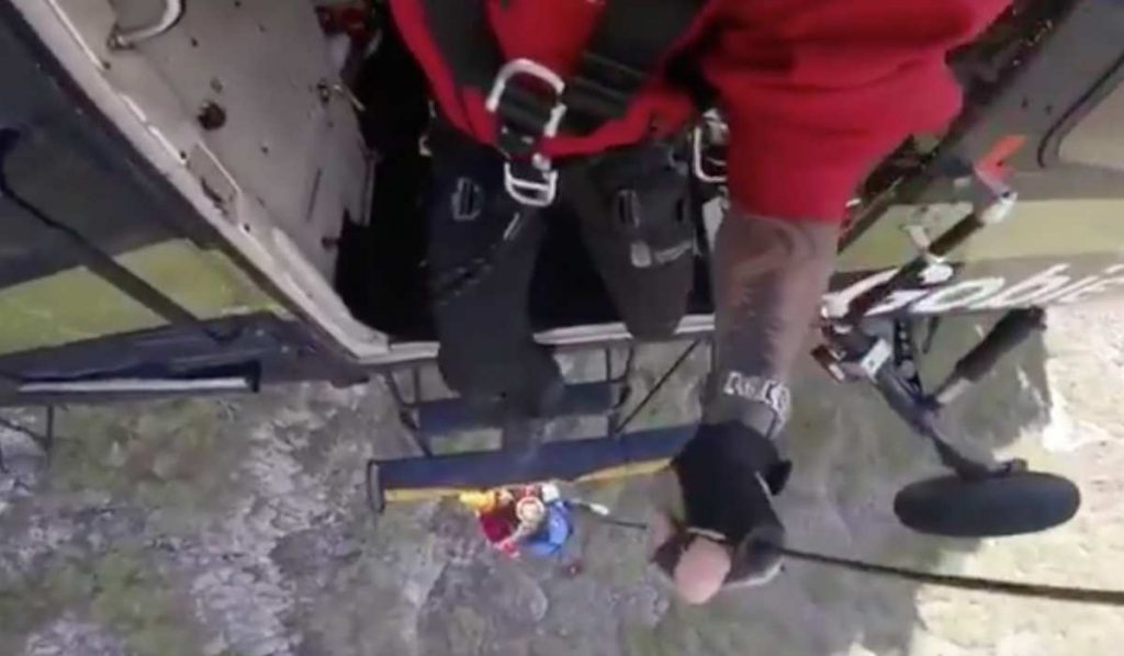 Así fue el rescate con helicóptero de dos senderistas en Santiago del Teide. / CECOES 112