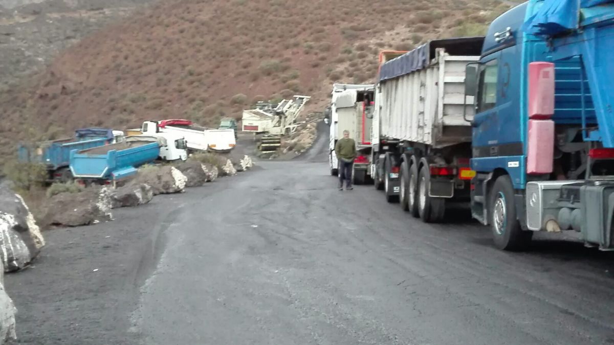 Las colas de camiones en la cantera legal de Arico son de hasta cuatro horas para cargar los áridos. DA