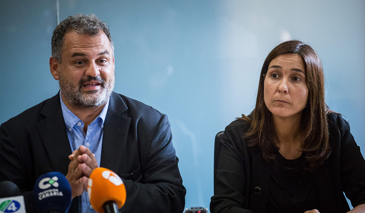 El alcalde de La Laguna, José Alberto Díaz (CC), en una rueda de prensa junto a la primera teniente de alcalde, Mónica Martín (PSOE). DA