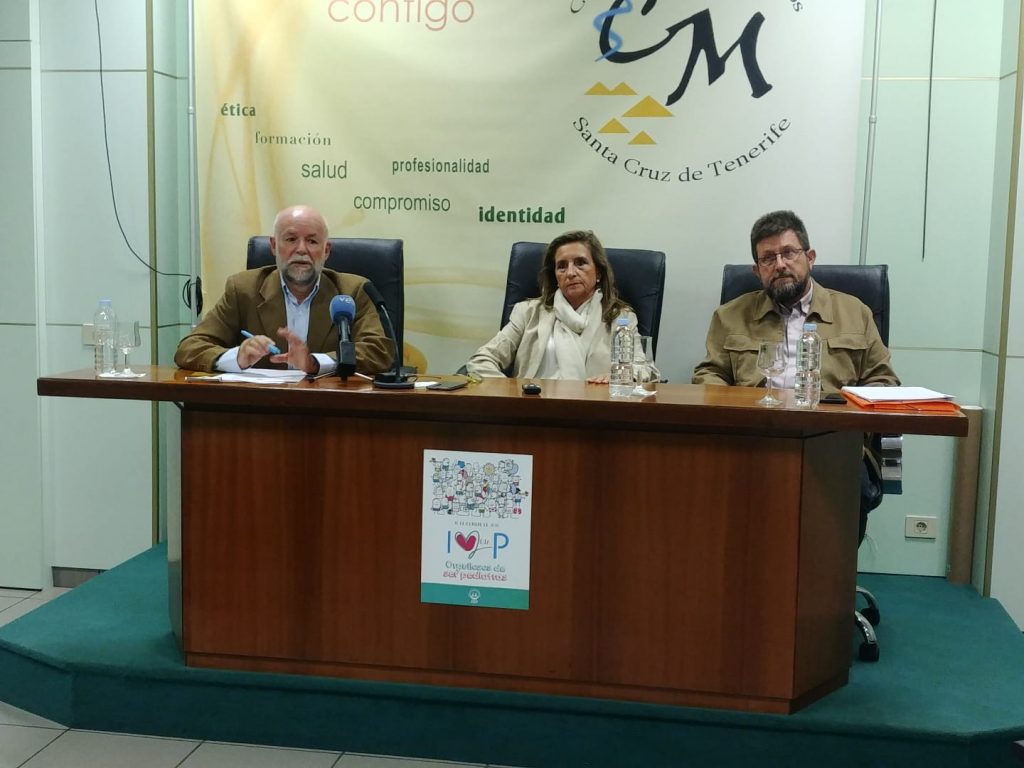 Luis Ortigosa, presidente de la Sociedad Canaria de Pediatría en la provincia, María José Mellado, presidenta de la Asociación Española de Pediatría y Agustín Graffigna, presidente de la Asociación de Pediatras de Atención Primaria de Canarias / DA
