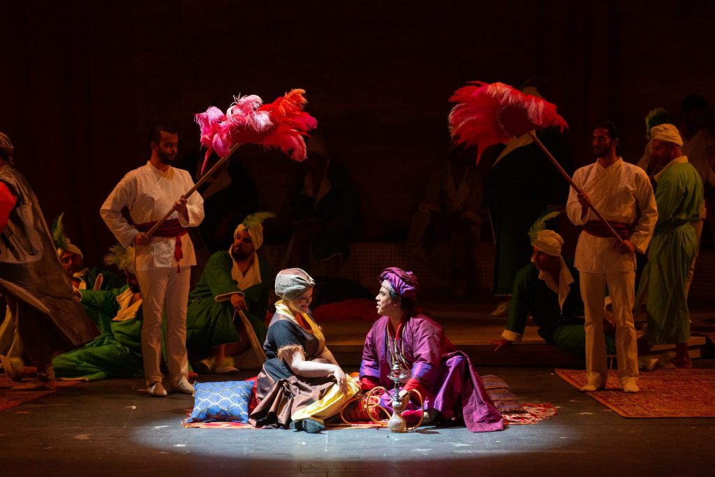 Una imagen de la puesta en escena de esta ópera de Rossini, La italiana en Argel. DA