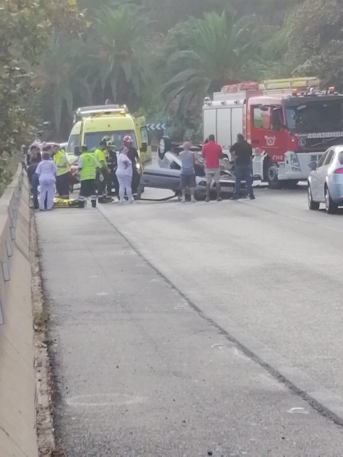 Dos heridos, uno grave, tras el vuelco de un vehículo en la TF-5. / L@S JARDINER@S