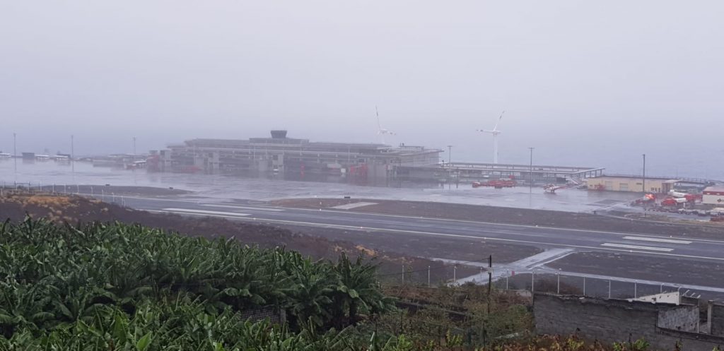 Situación del aeropuerto de La Palma, afectado por la baja visibilidad. / DAVID SANZ