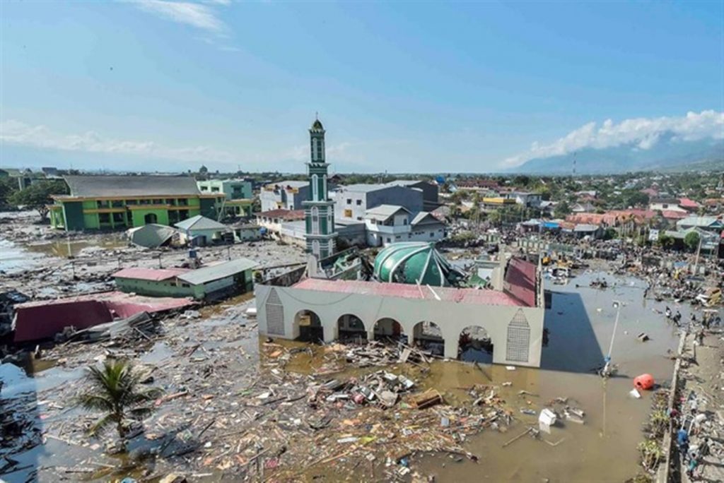 Los muertos por los terremotos y el tsunami en Indonesia se disparan a más de 1.200. / EP