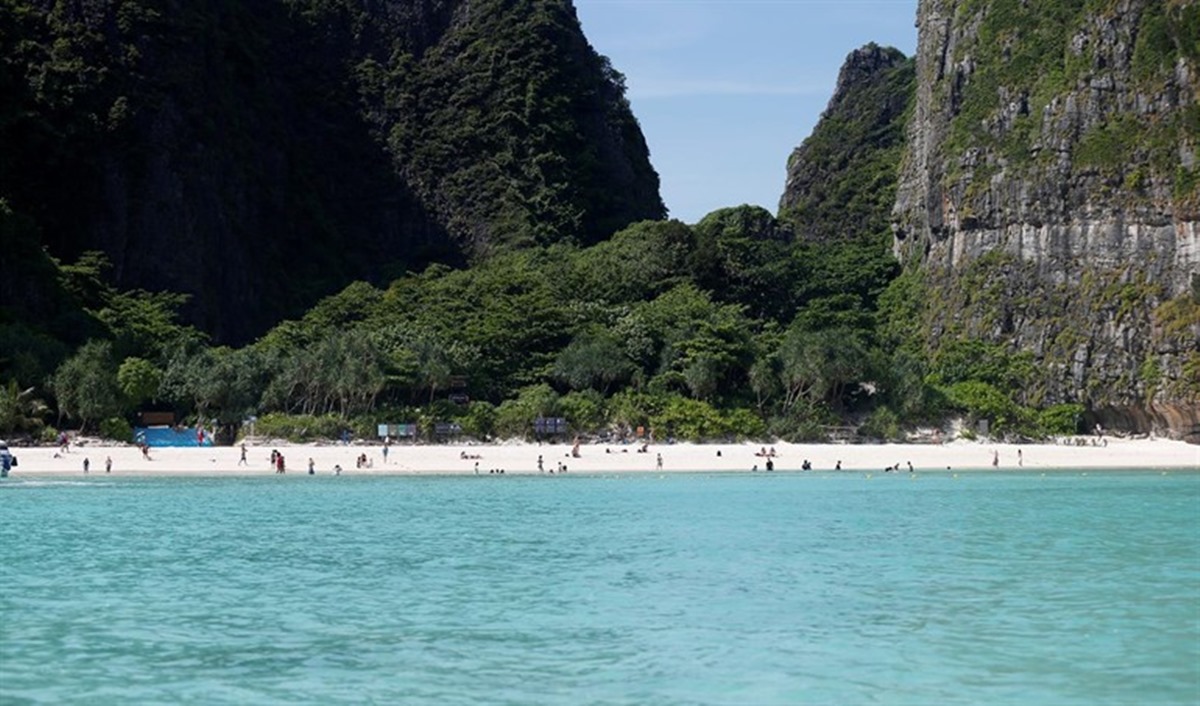 Tailandia cierra indefinidamente su playa más famosa por culpa de la invasión turística. / EP