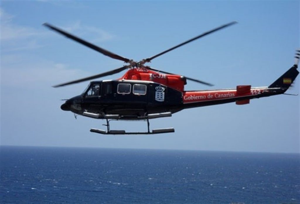 El helicóptero busca a esta hora al pescador que cayó al mar mientras se encontraba faenando en la costa de Granadilla. SERGIO MÉNDEZ