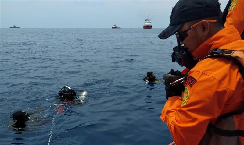Las autoridades creen que no hay supervivientes en el accidente de LionAir. / EP