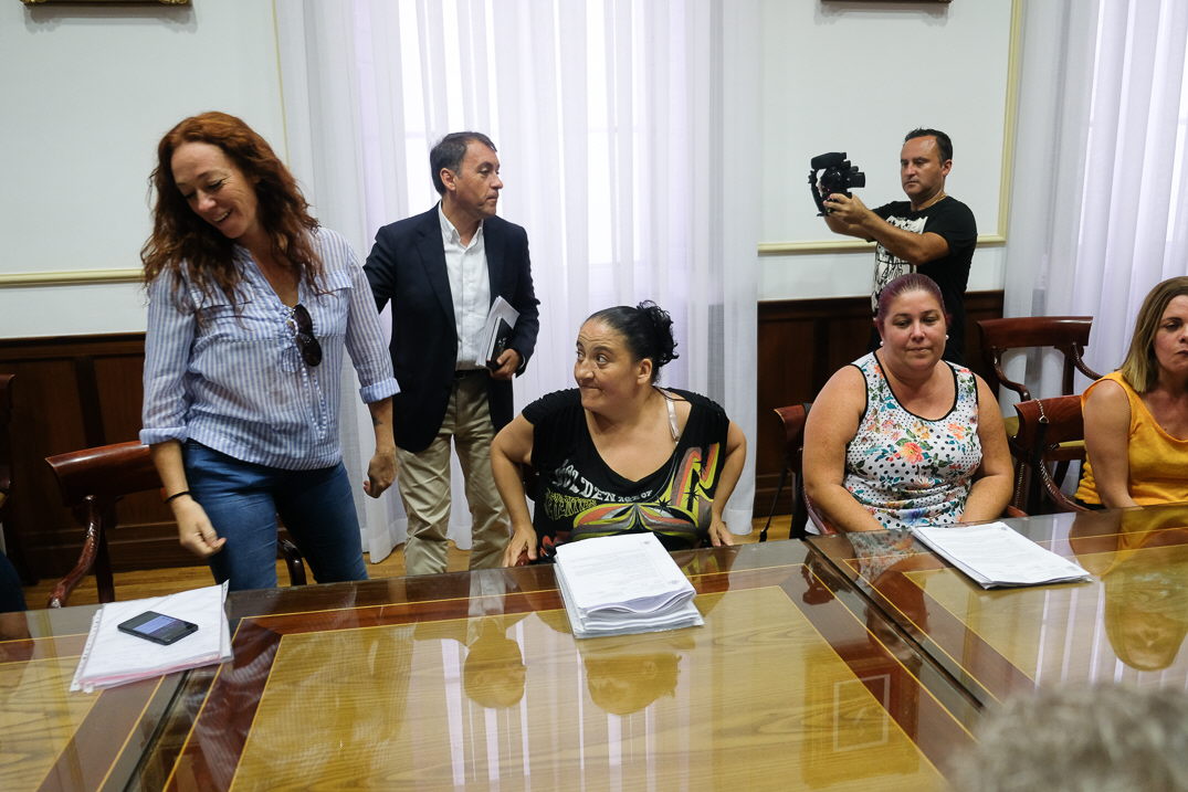 El alcalde José Manuel Bermúdez, entre Inma Évora (Stop Desahucios) y Cristina Febles, portavoz de los afectados, antes de celebración la reunión. / FRAN PALLERO