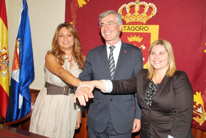 Virginia Bacallado (der.) junto a Álvaro Dávila, y Cristina Valido durante la celebración de un acto en el Ayuntamiento de Tacronte. DA