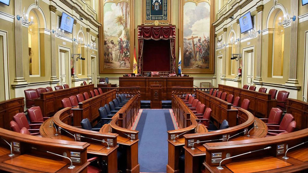 La Cámara regional estudiará hoy la norma fundamental de la autonomía de Canarias, en una sesión catalogada por los diputados como “histórica”. DA