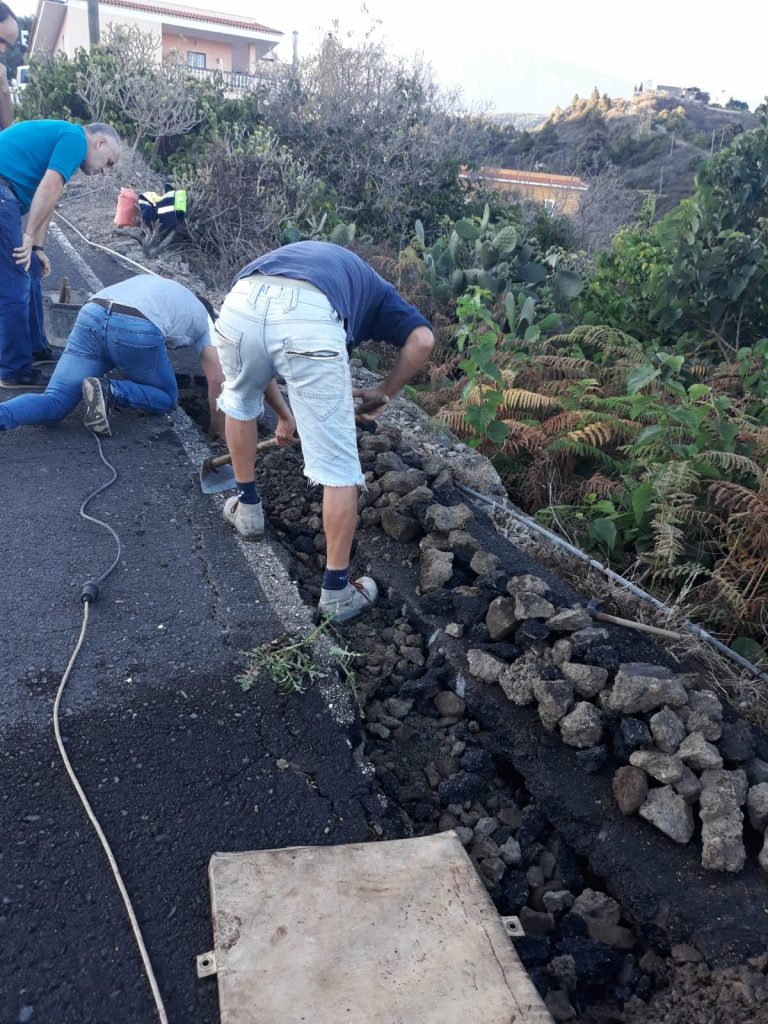 Los operarios siguen buscando más fugas para normalizar el suministro. DA