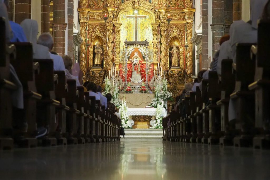 La santacrucera iglesia de la Concepción llenó sus bancos tanto en la misa de la mañana, con los enfermos como protagonistas, como en la de la tarde. Sergio Méndez / DA