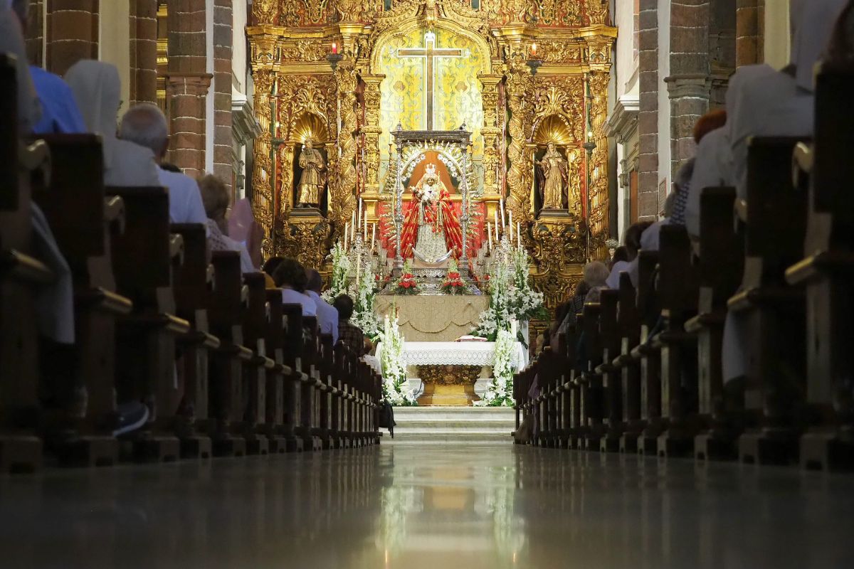 La santacrucera iglesia de la Concepción llenó sus bancos tanto en la misa de la mañana, con los enfermos como protagonistas, como en la de la tarde. Sergio Méndez / DA