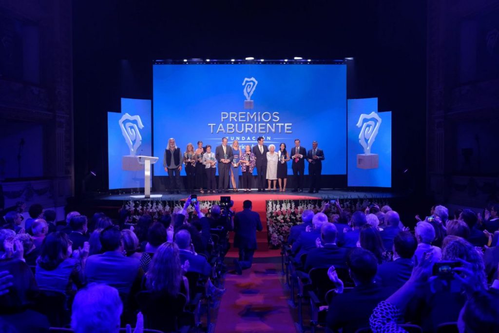 Foto de familia de los ganadores de los IV Premios Taburiente de DIARIO DE AVISOS, con el presidente del Grupo Plató del Atlántico, Lucas Fernández. Aarón S. Ramos