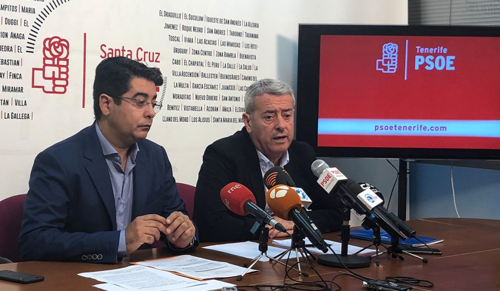 Pedro Martín y Aurelio Abreu, ayer en la rueda de prensa de presentación del candidato del PSOE al Cabildo de Tenerife. DA