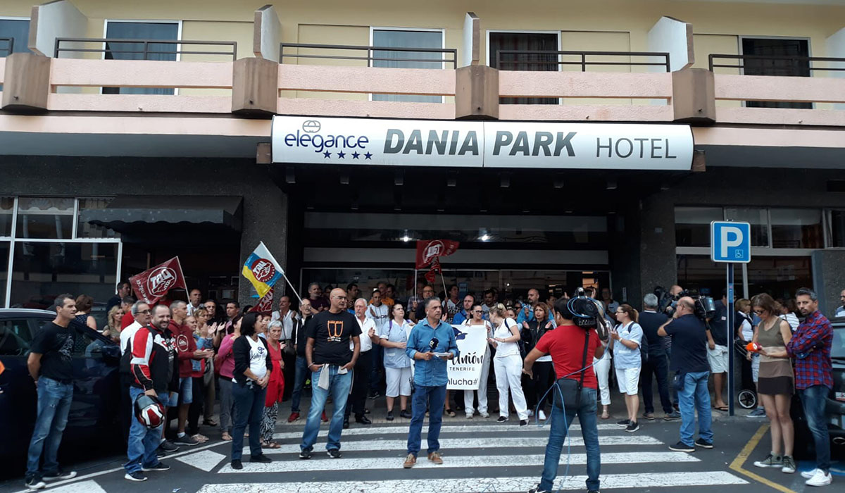 Unas 100 personas, según la Policía Nacional, se dieron cita ayer a las puertas del hotel Dania Park. DA