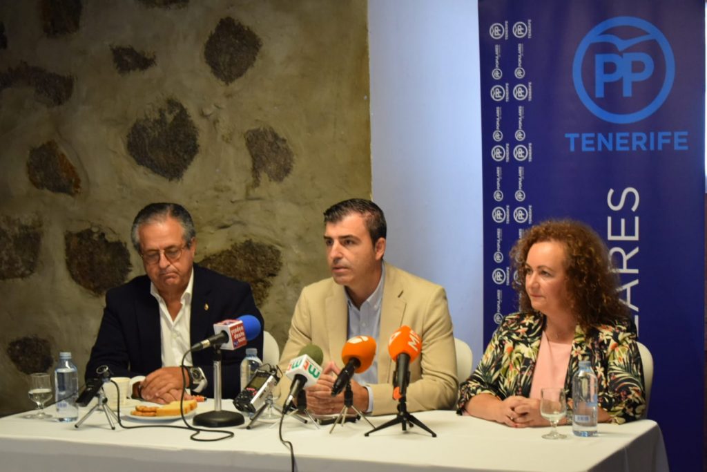 Antonio Alarcó, Manuel Domínguez e Isabel García hablaron ayer de la situación sanitaria en el Norte. DA