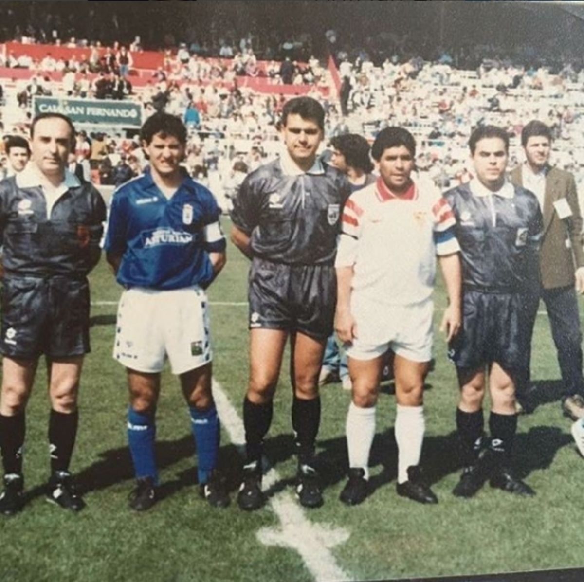 Brito Arceo, junto a Berto, del Oviedo, y Maradona, del Sevilla. DA