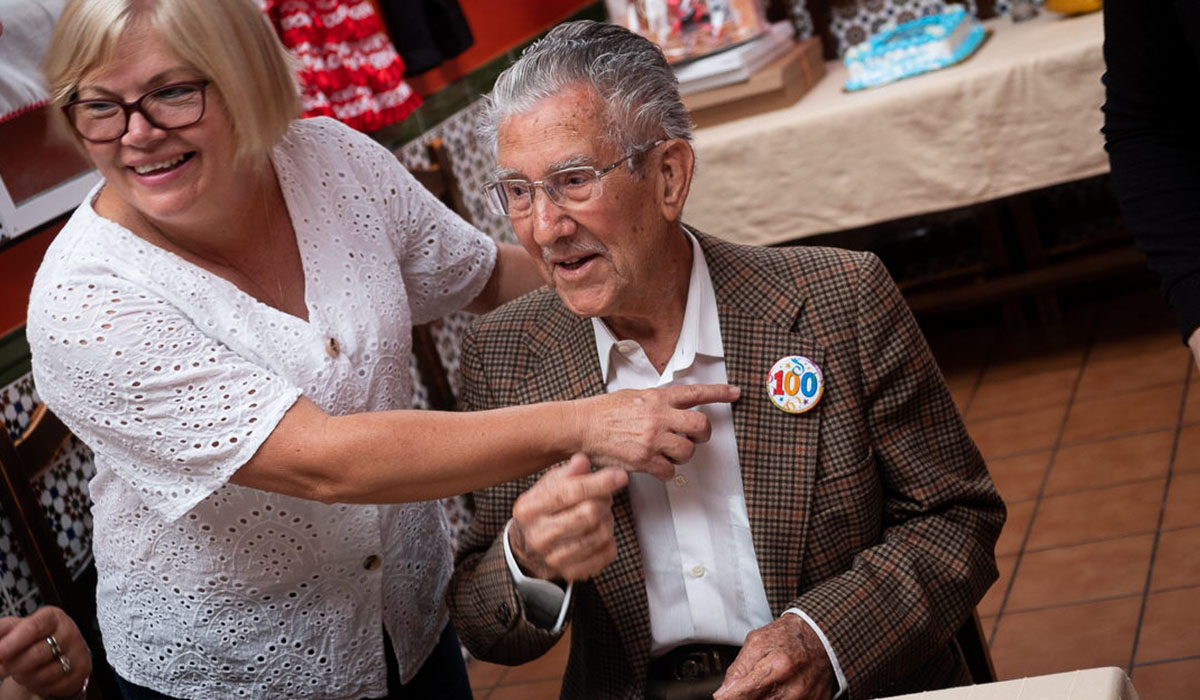 Amaro Arbelo, ayer, en el almuerzo con el celebró sus 100 años junto a familiares y amigos. Fran Pallero