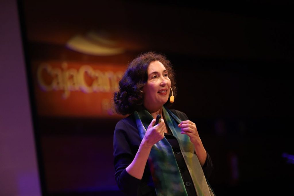 Elsa Punset, durante su charla en CajaCanarias sobre cómo educar a un niño emocionalmente inteligente. Álex Rosa