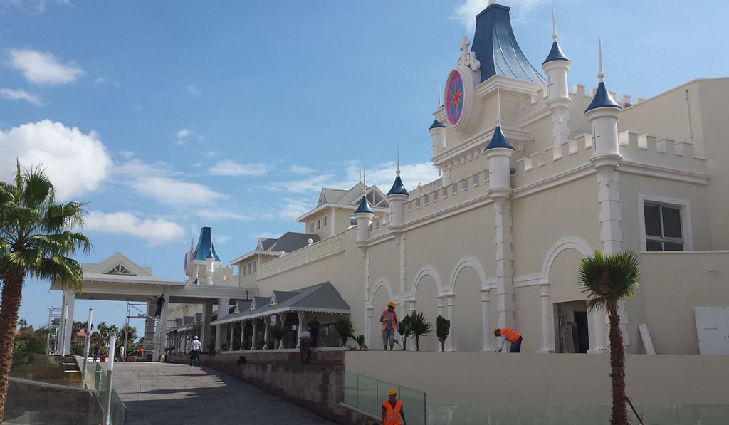 Fachada del nuevo complejo hotelero, de 372 habitaciones, que recuerda a un castillo de cuentos infantiles, por la que accederán este jueves los primeros clientes. J.C.M