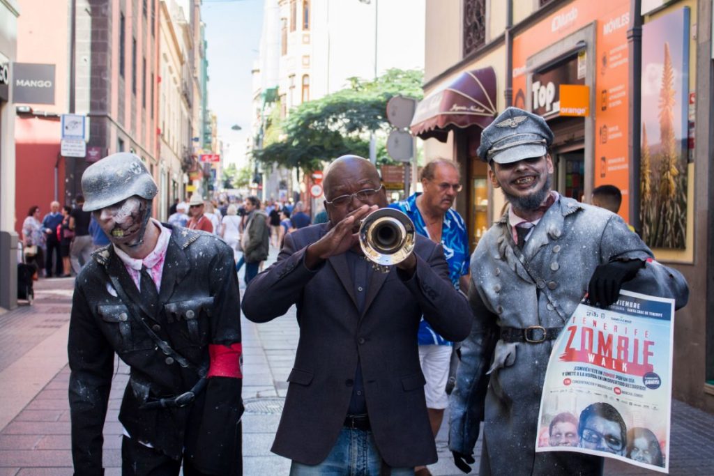 Dos zombis nazis, de paseo por la calle del Castillo presentando la Tenerife Zombie, Walk que se celebrará este sábado. DA