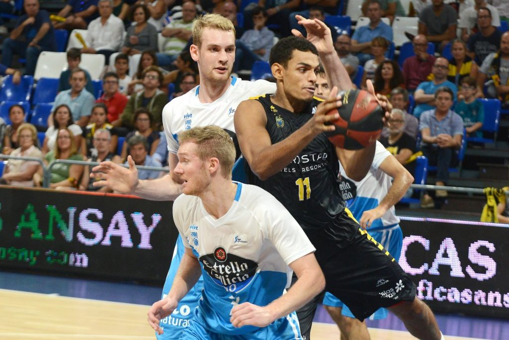Imágenes del partido entre el Iberostar Tenerife y el Obradoiro / Sergio Méndez