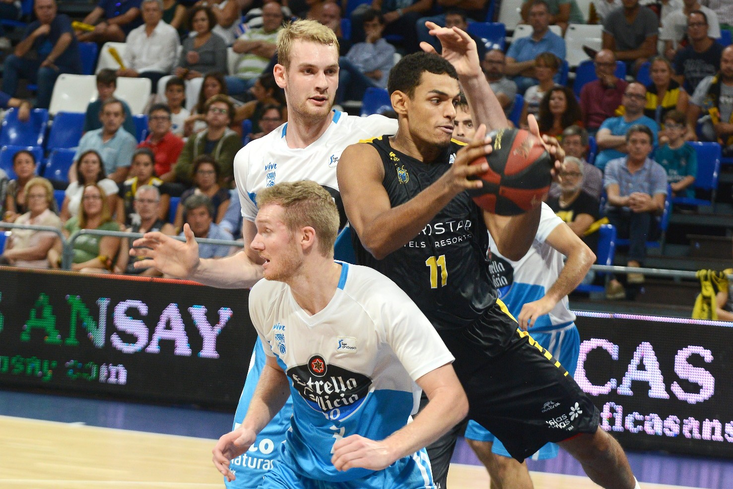 Imágenes del partido entre el Iberostar Tenerife y el Obradoiro / Sergio Méndez